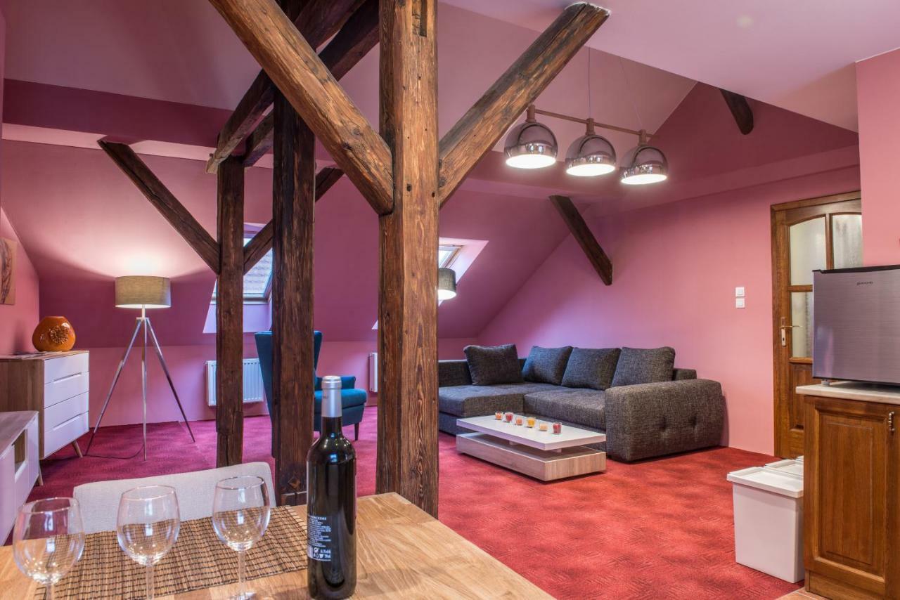 Spacious And Quiet Attic Flat In Centre Prague Exterior photo